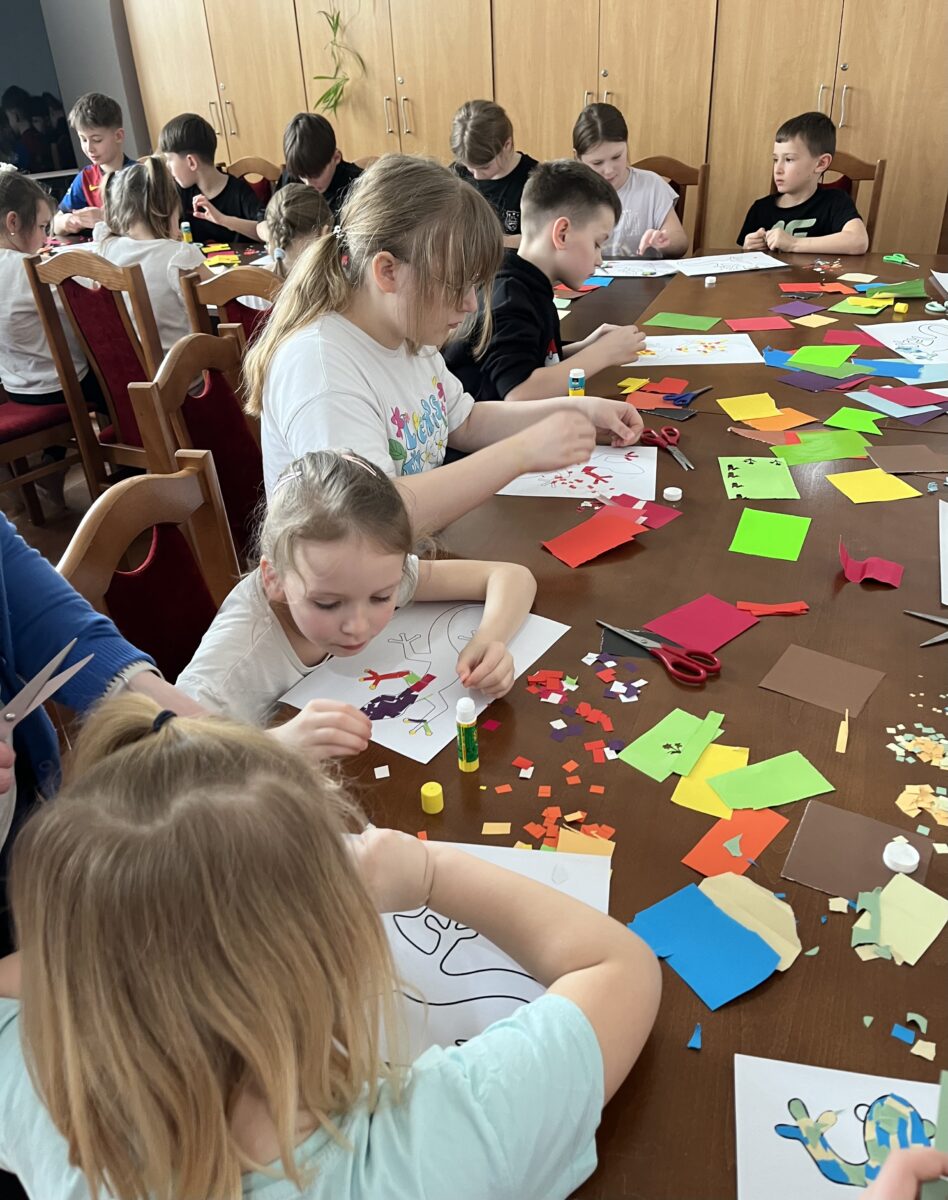 Każdy z dzieci schyla się nad swoją pracą