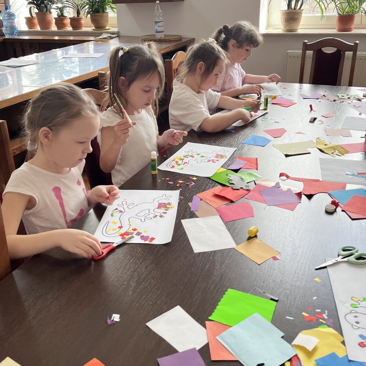 Każda dziewczynka patrzy na swoje dzieło