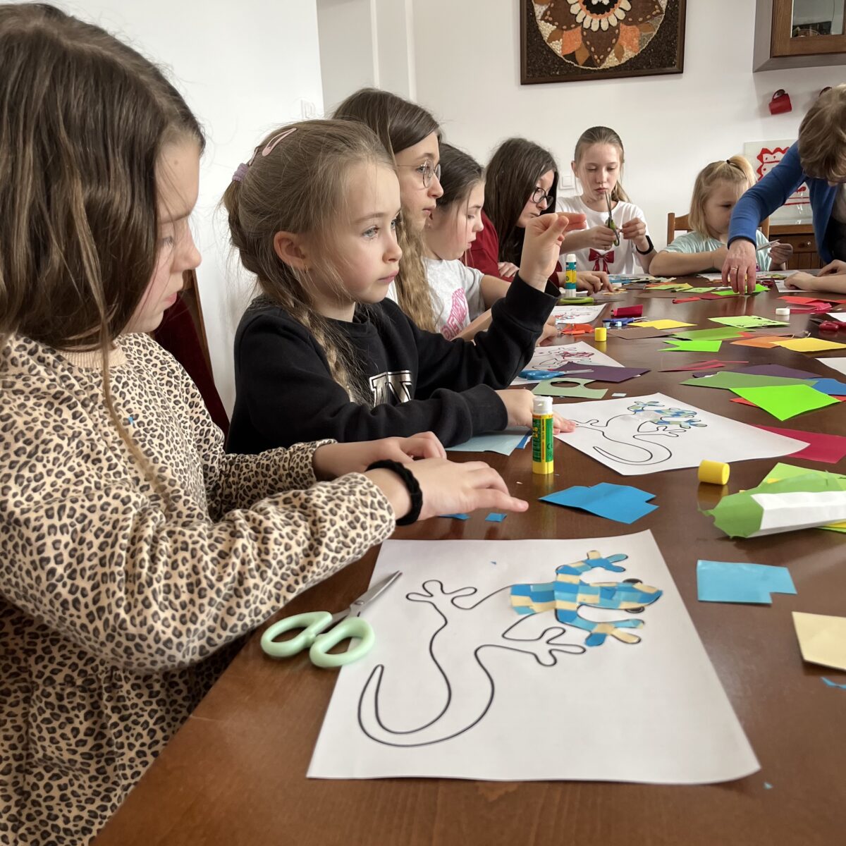 Marcelina robi jaszczurke niebiesko-beżowo
