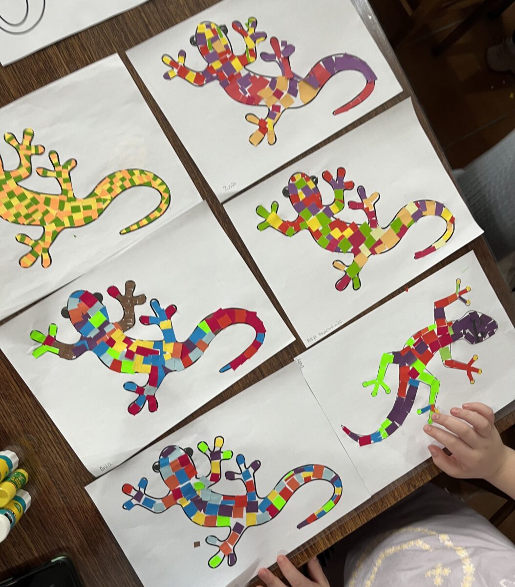 sześć jaszczurek skończonych jest na stole