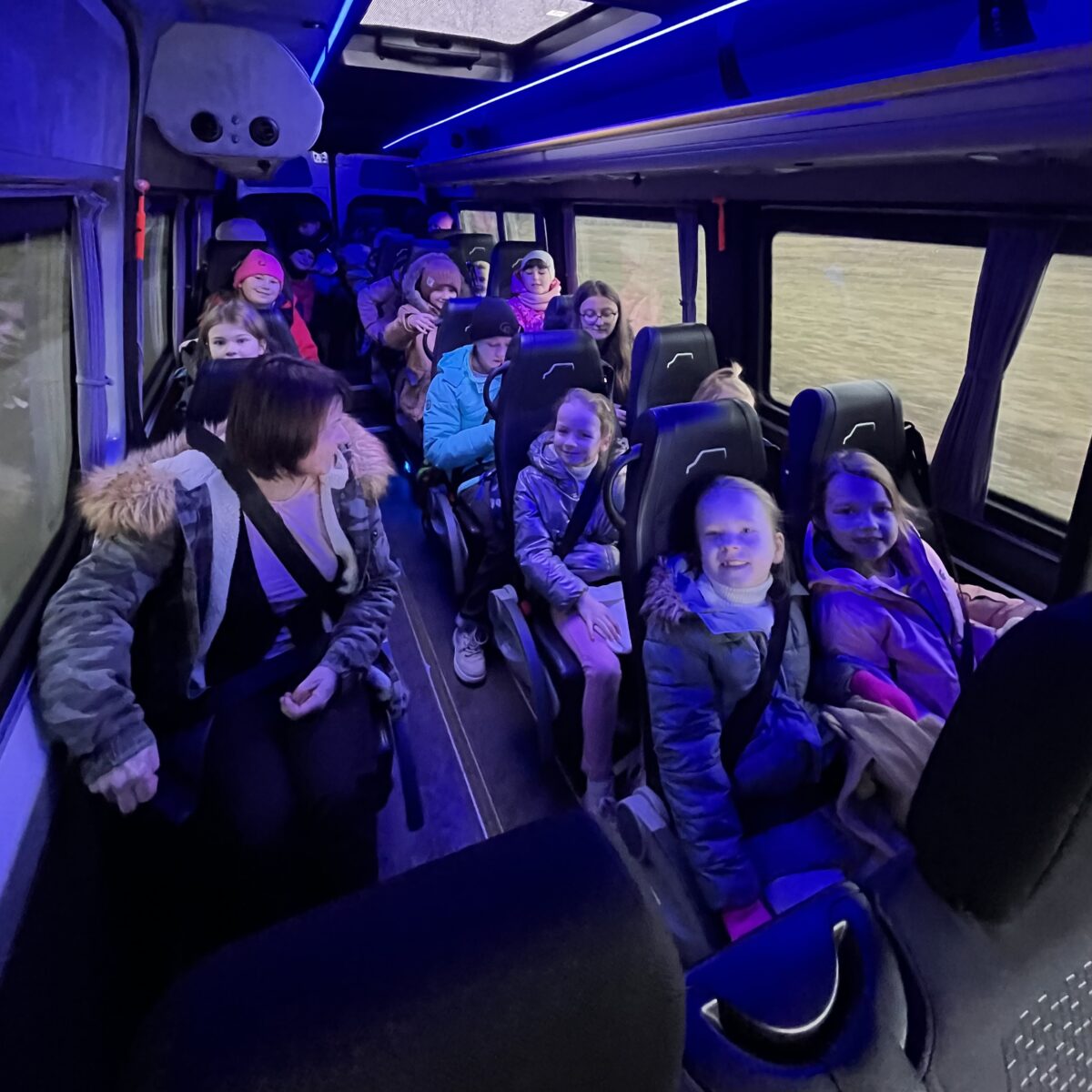 Wszystkie dzieci w autobusie siedzą grzecznie