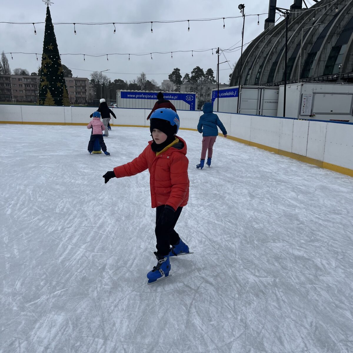 Dominik szybko próbował samodzielnie jeźdi na łyżwach