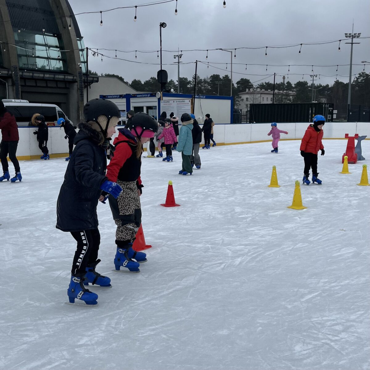 Jednak kilka dziewczyn się trzyma za ręce, bo zawsze im łatwiej