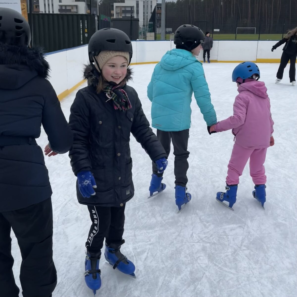 Jeszcze ciężko utrzymać równowage, ale jednak Maja już sama jeździ na łyżwach