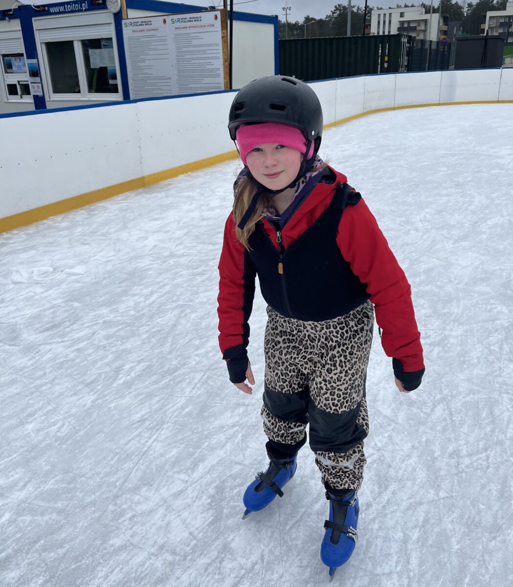Ania stabilnie jedzie na łyżwach
