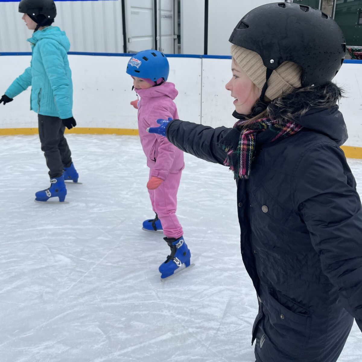 Każda z dziewczyn w ruchu na łyżwach