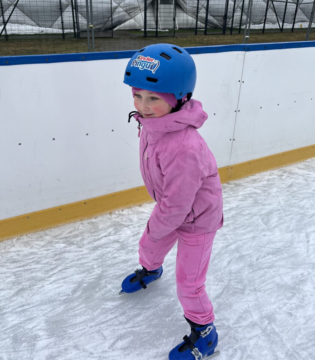 Michalina pewna z swoich umiejętności jedzie na łyżwach