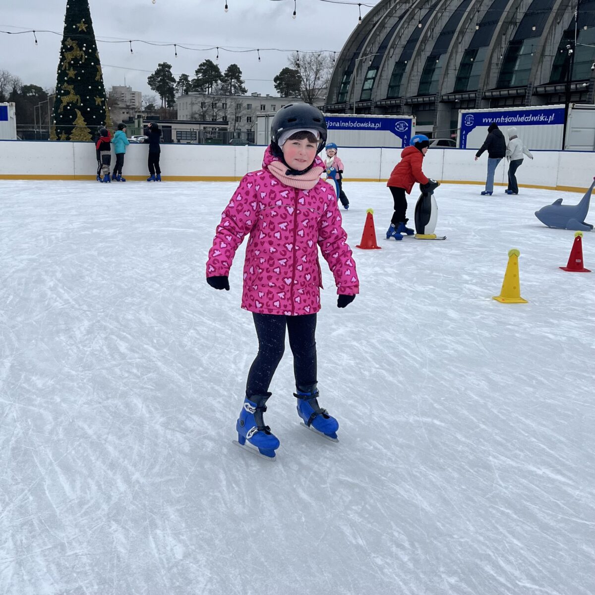 Amelka z uśmiechem stoi