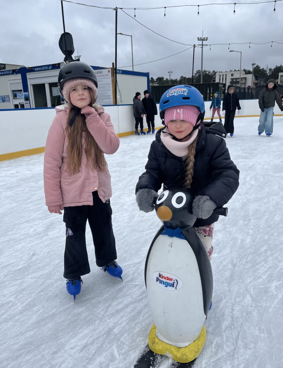 Justynka pcha pingwina i Marcelina obok stoi
