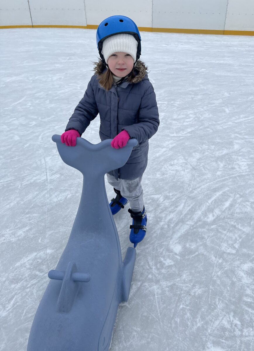 Marysia pcha sobie wieloryb na łyżwach