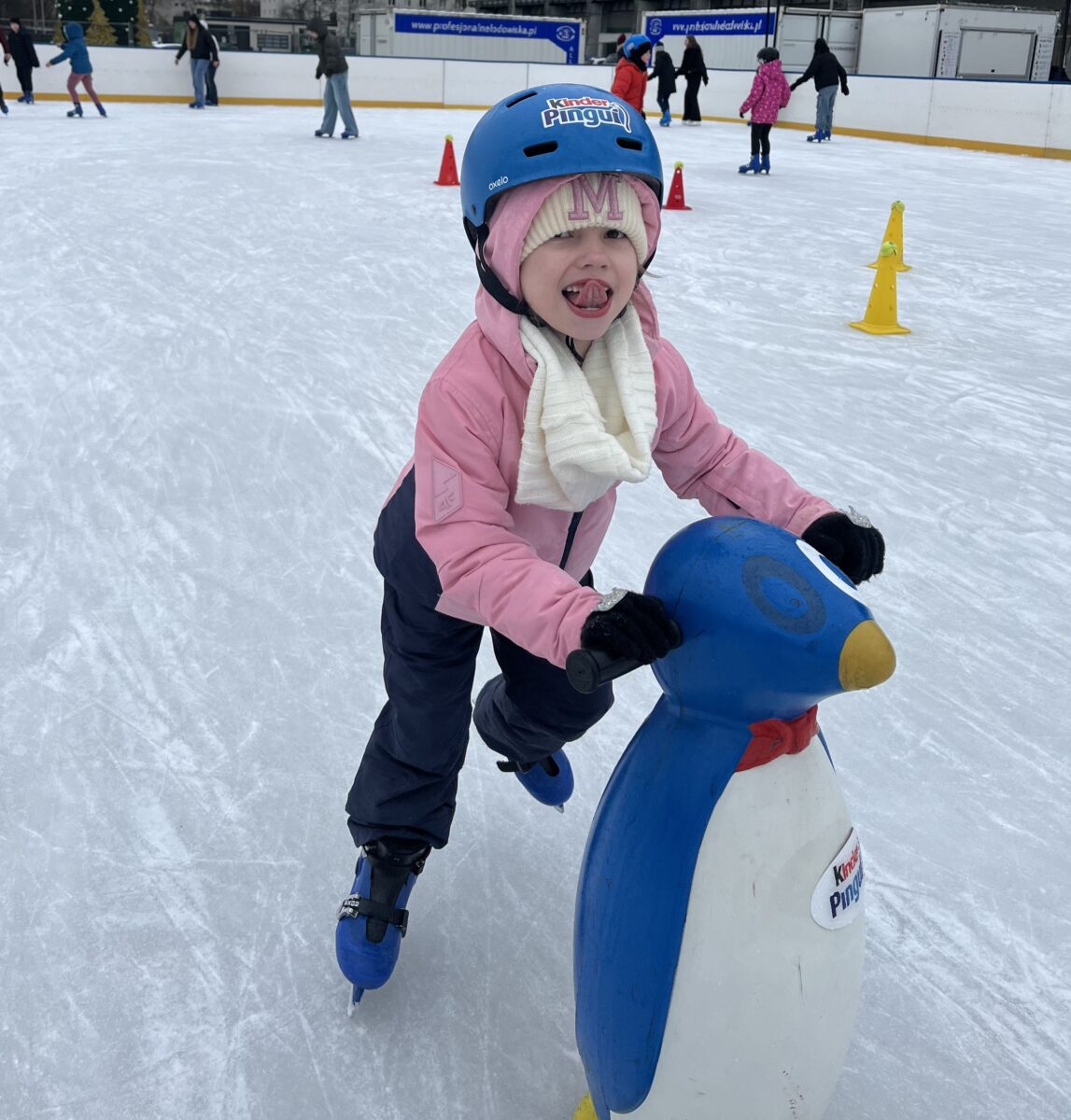 Maja pcha radośnie pingwina na łyżwach