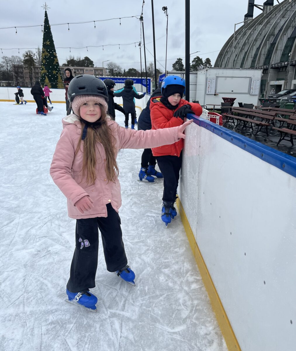 Marcelina i Dominik się trzymają barierce na przerwe w jeżdzie