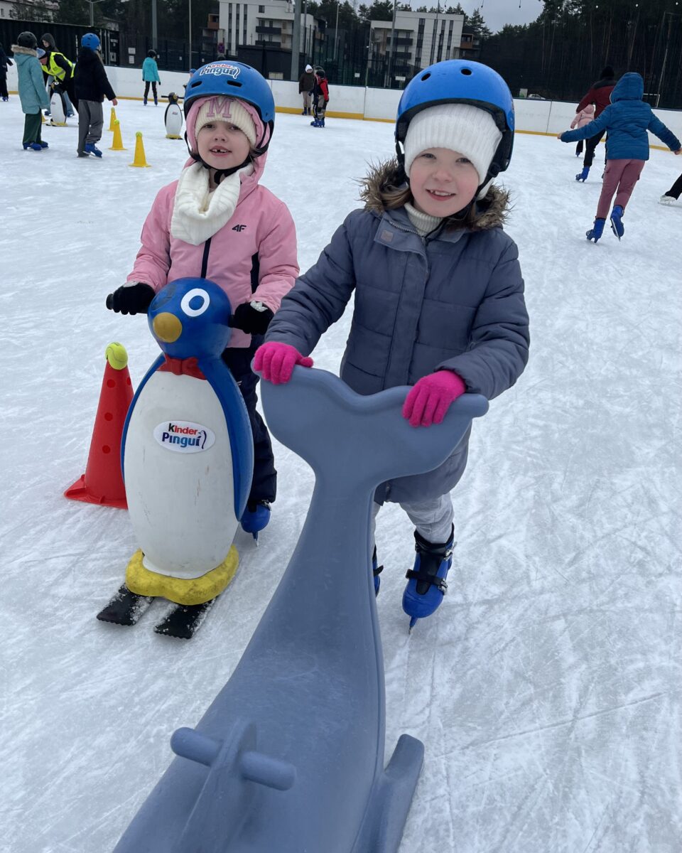 Maja i Marysie radośnie sobie jeżdżą z pingwinem i wielorybem na łyżwach