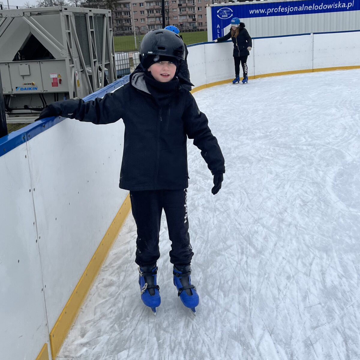 Karol trzyma jednak barierke, też na małe przerwy