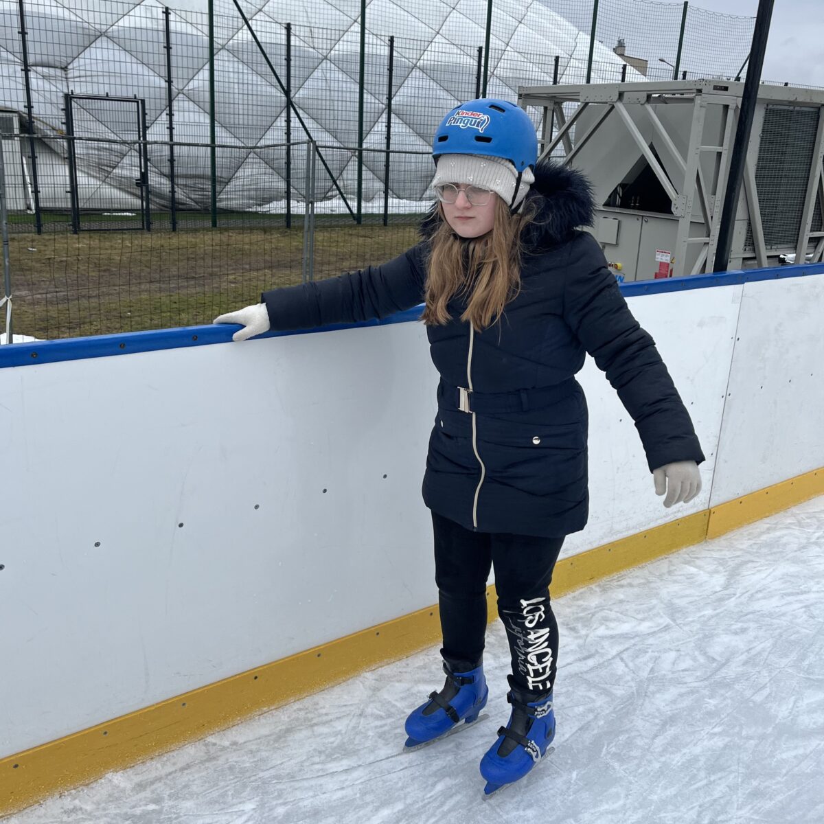 Amelka jeździ trzymając się barierką