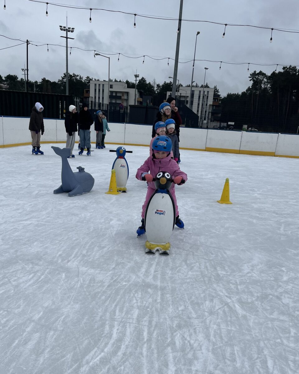 na wyścig pingwinów, Michalina szybko jeździ na łyżwach