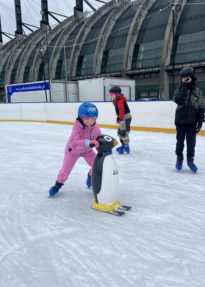 Michalina pcha z całej siły pingwin na łyżwach