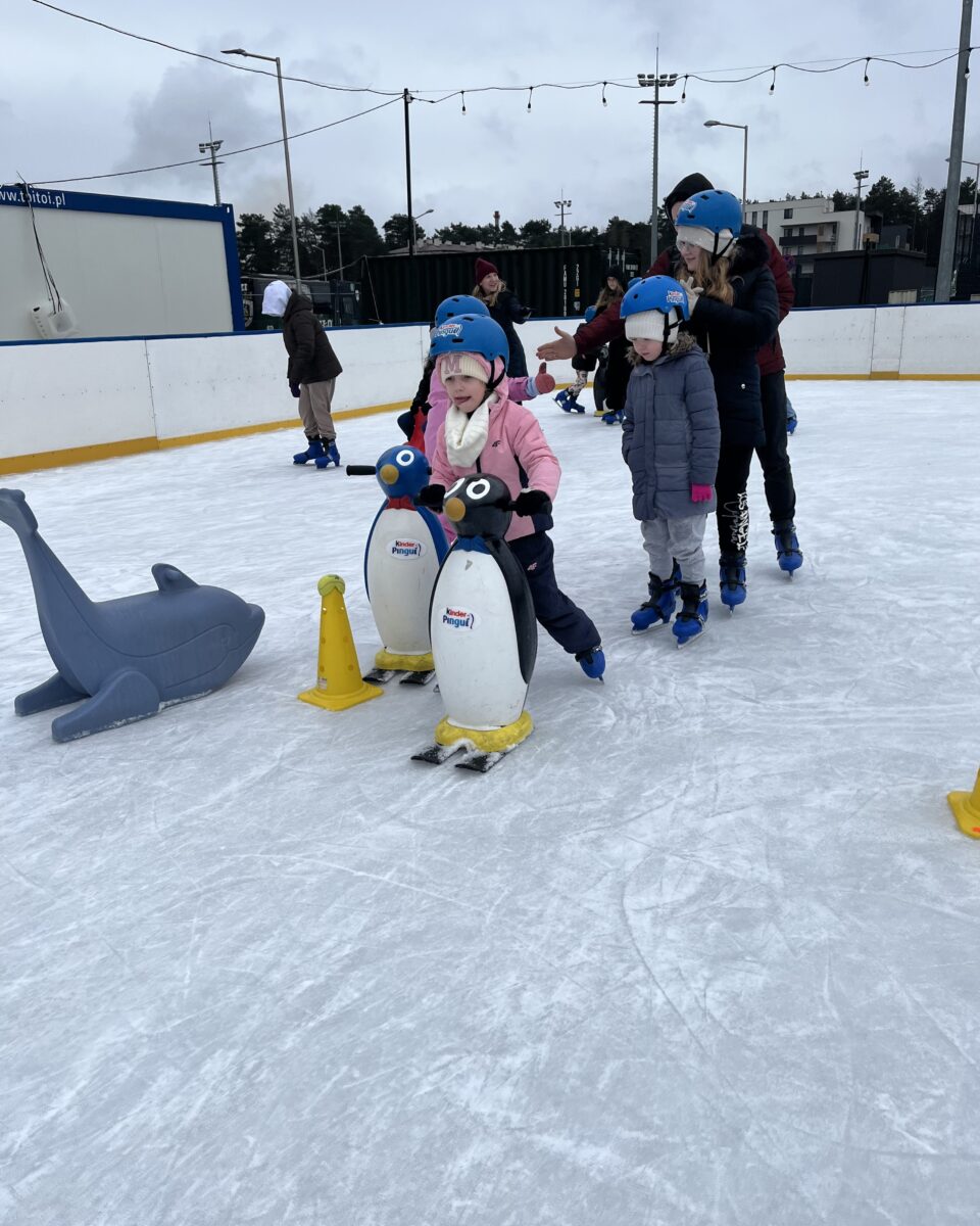 Maja nie tak pewnie ale jednak startuje z pingwinem na łyżwach