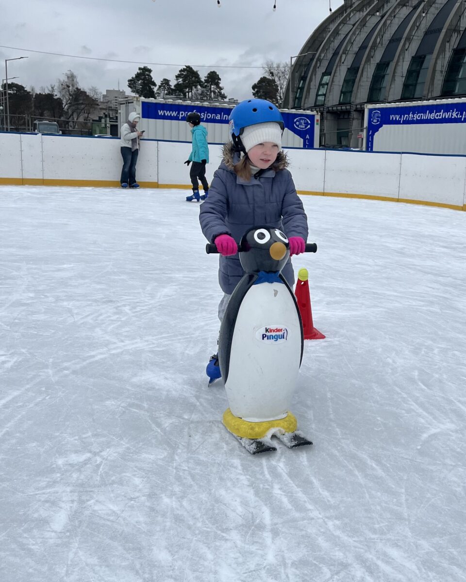 Marysia zaczyna być pewniejsza na łyżwach