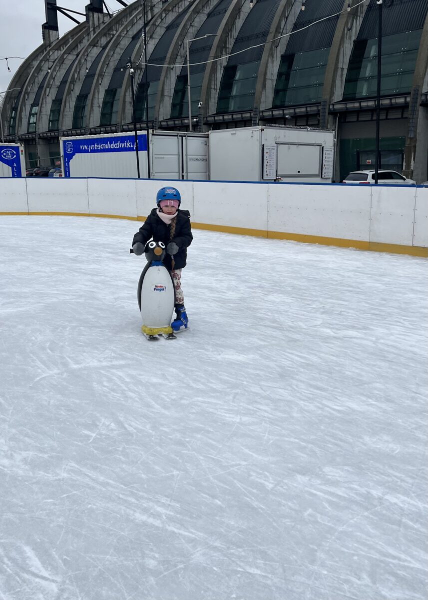 Justynka jedzie sama z pingwinem troche dalej