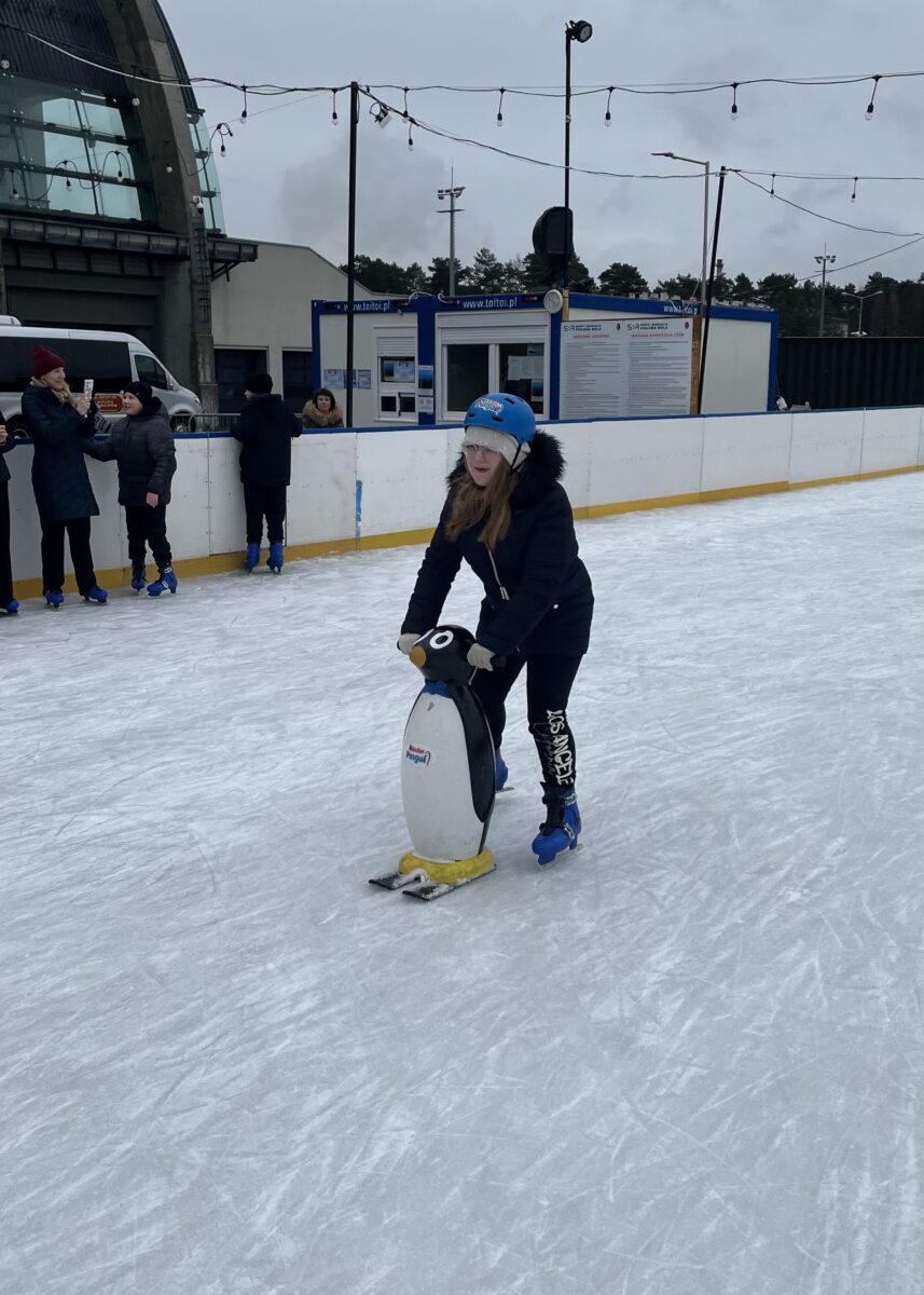 Amelka też bierze udział na wyścig z pingwinami na łyżwach