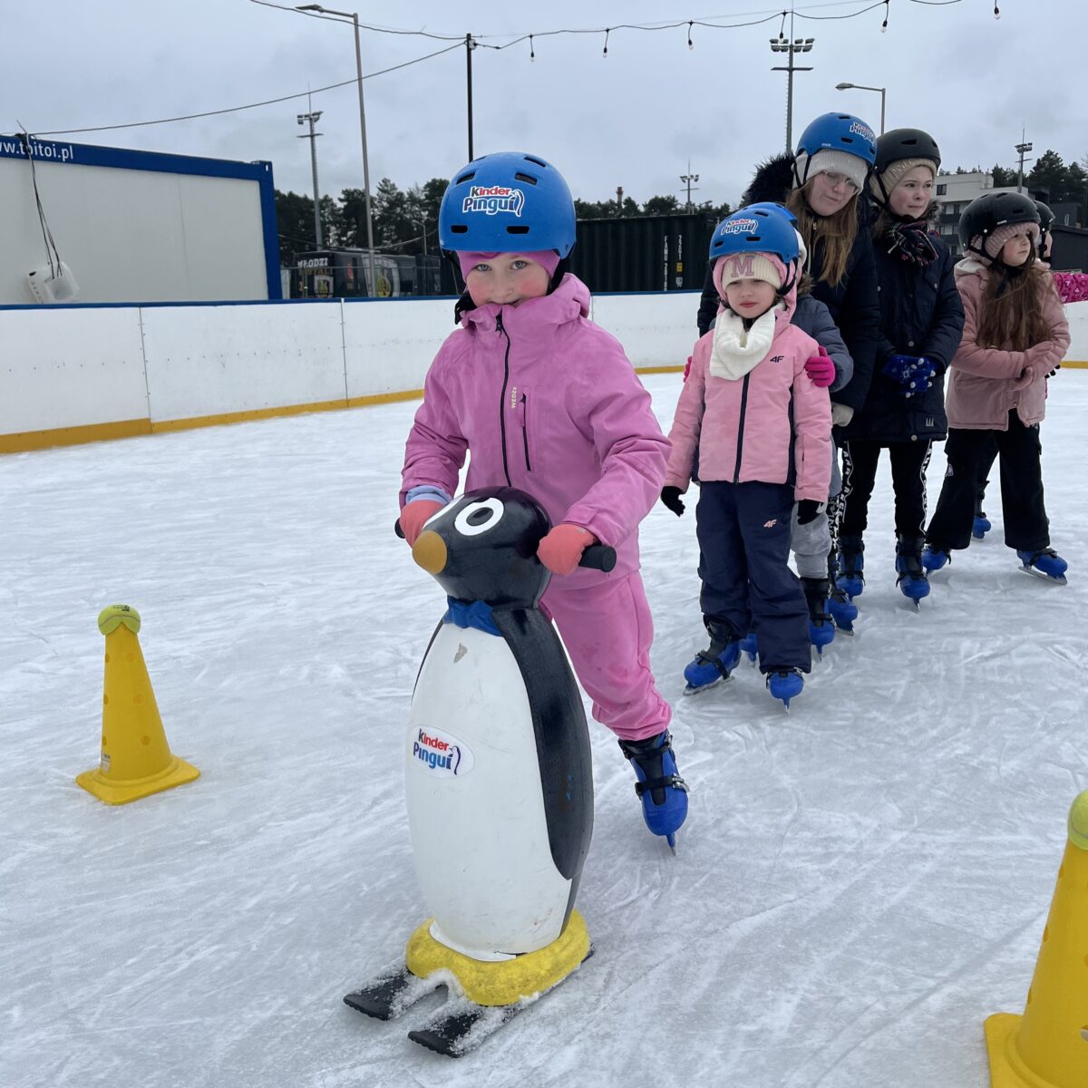 Michalina jest pierwsza z kolejki na wyścig pingwinami
