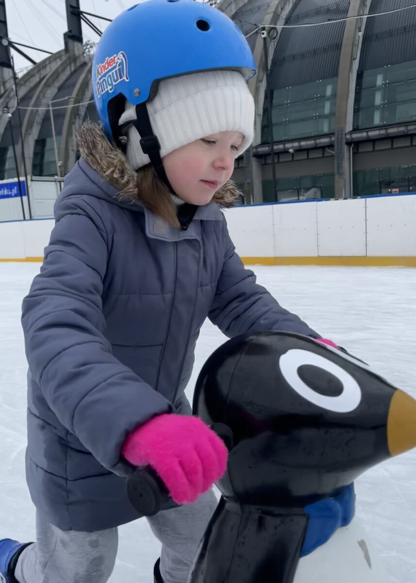 Marysia patrzy gdzie jedzie z pingwinem żeby być dokładna