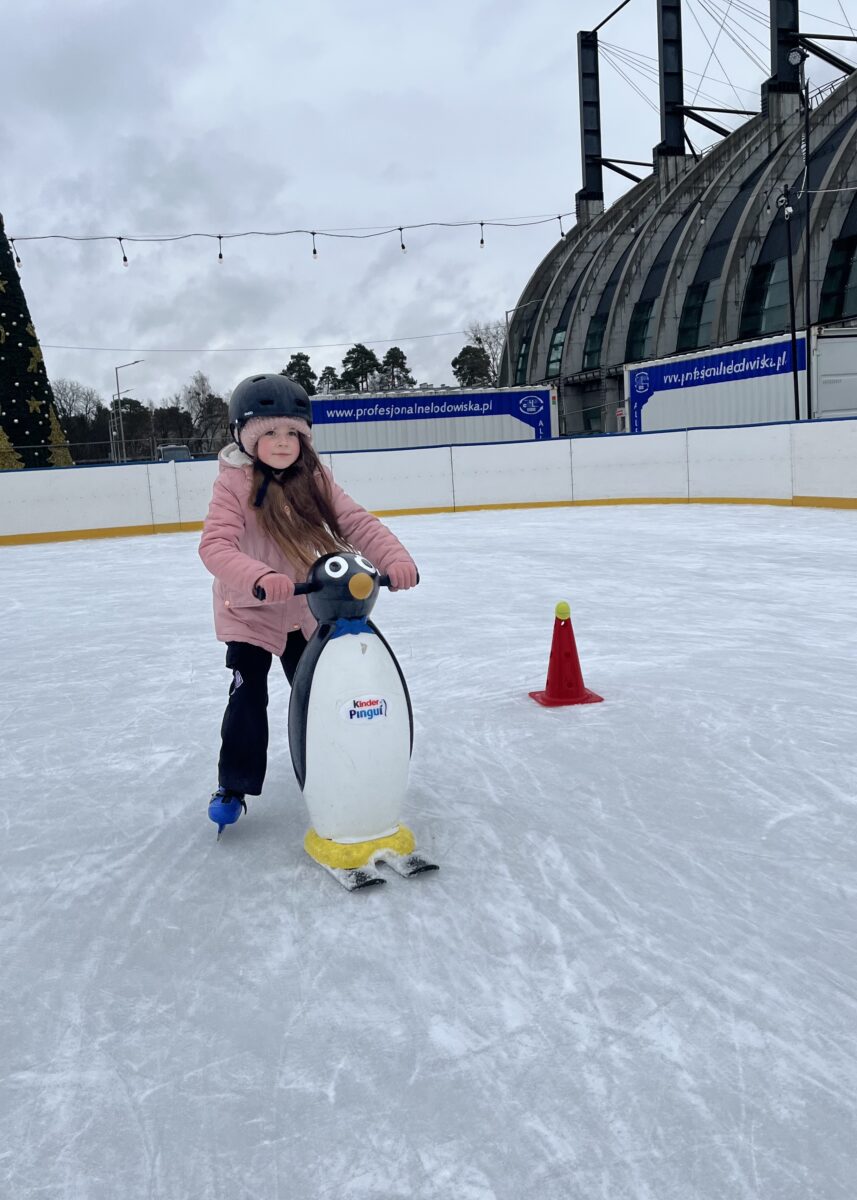 Marcelina też biże udział na wyścig z pingwinem na łyżwach