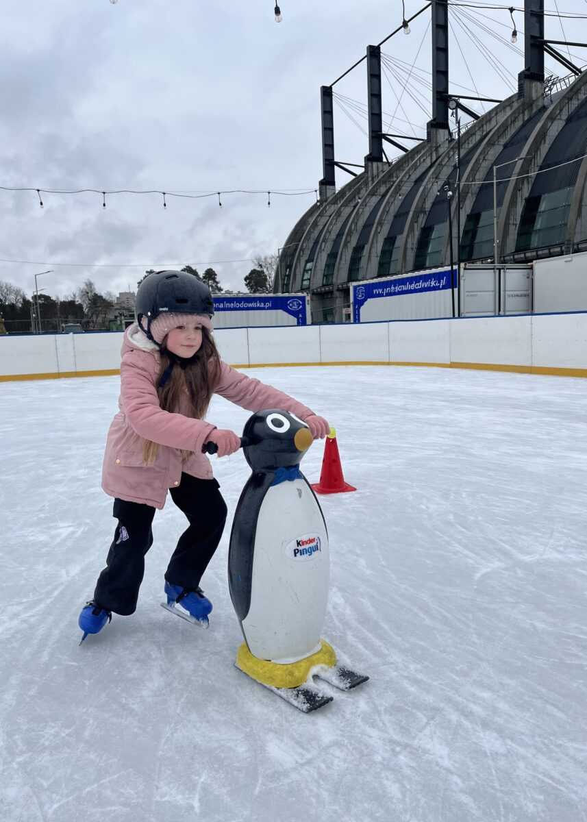 Marcelina też szybciej zaczyna jeździć na łyżwach z pingwinem
