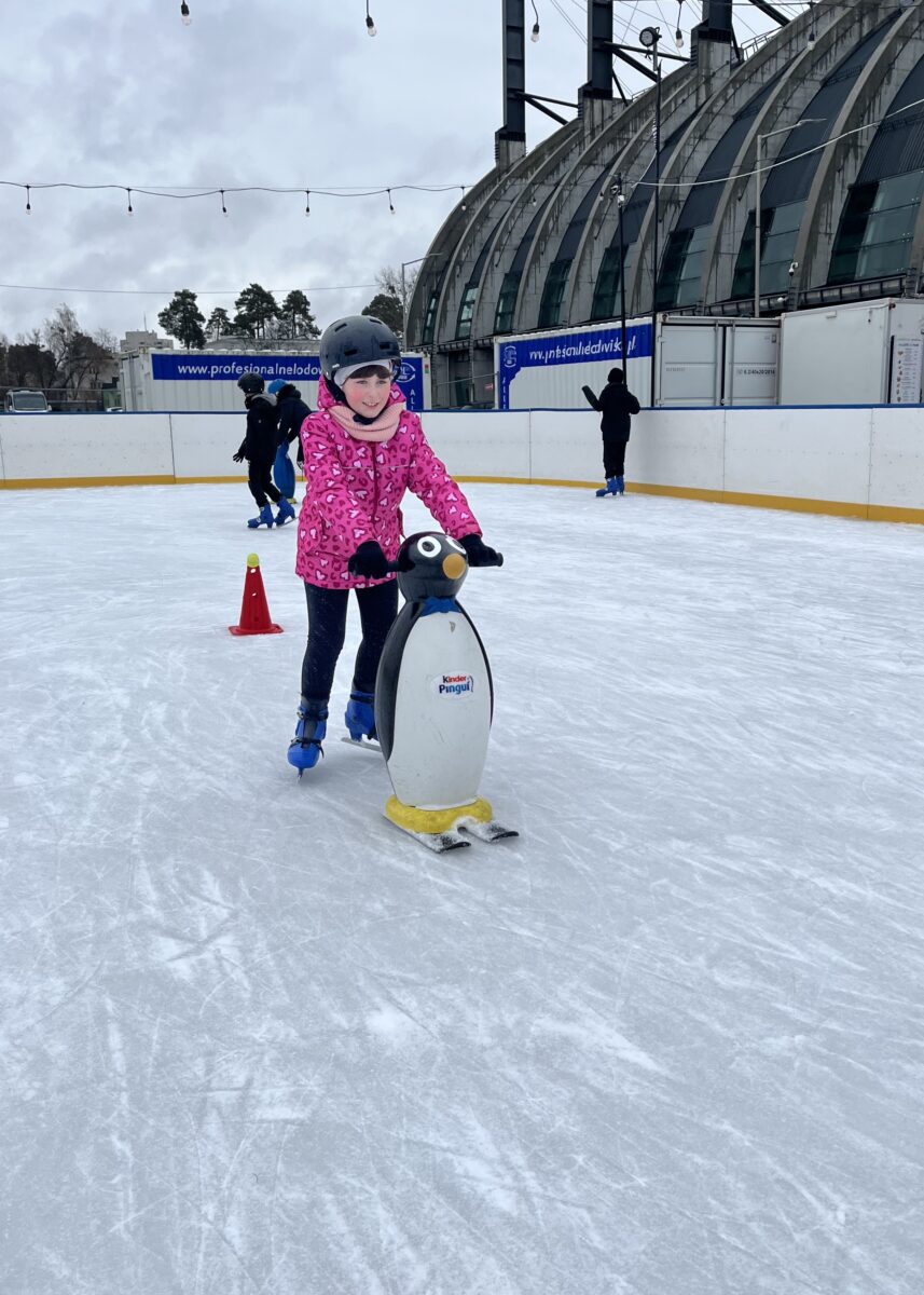 Amelka spokojnie jeździ z pingwinem na łyżwach