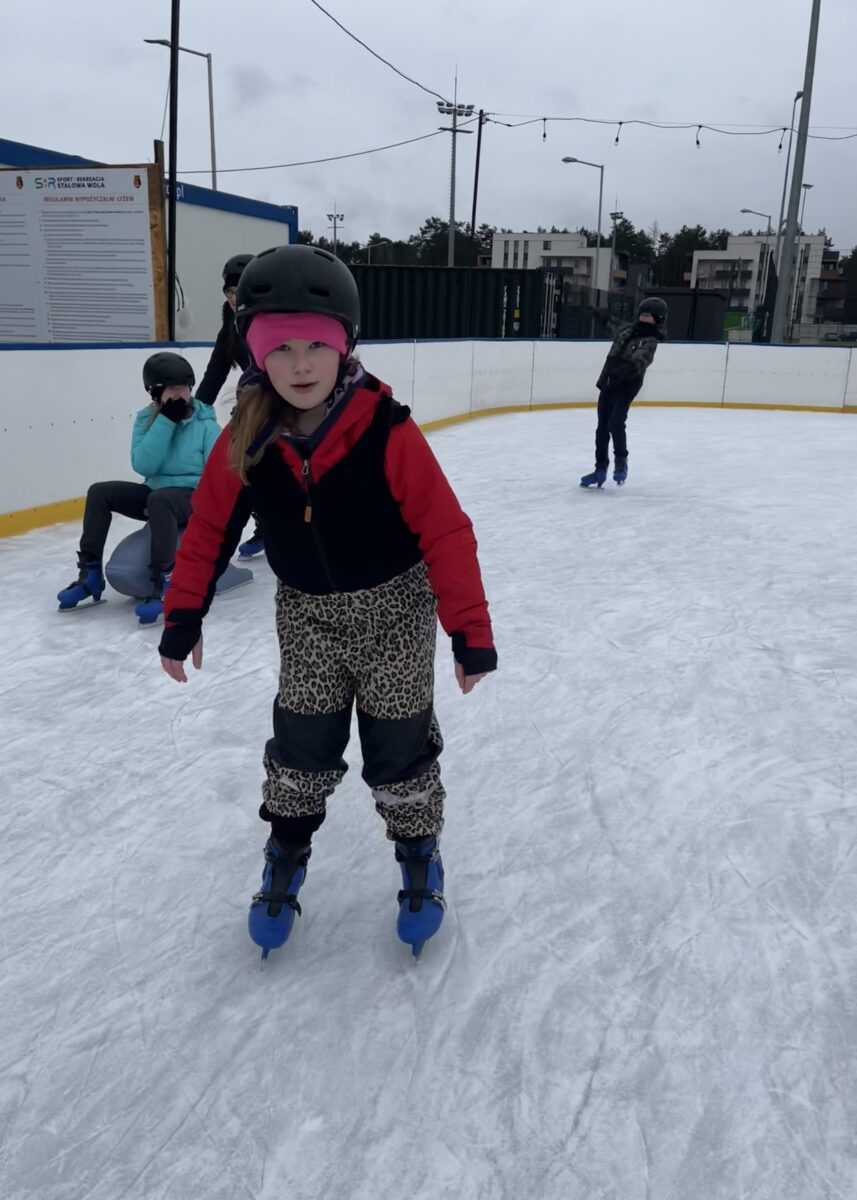 Dziewczyny jeżdża spokojnie na łyżwach ale widać z daleka Kacper gdzie mu ciężko trzymać równowagę