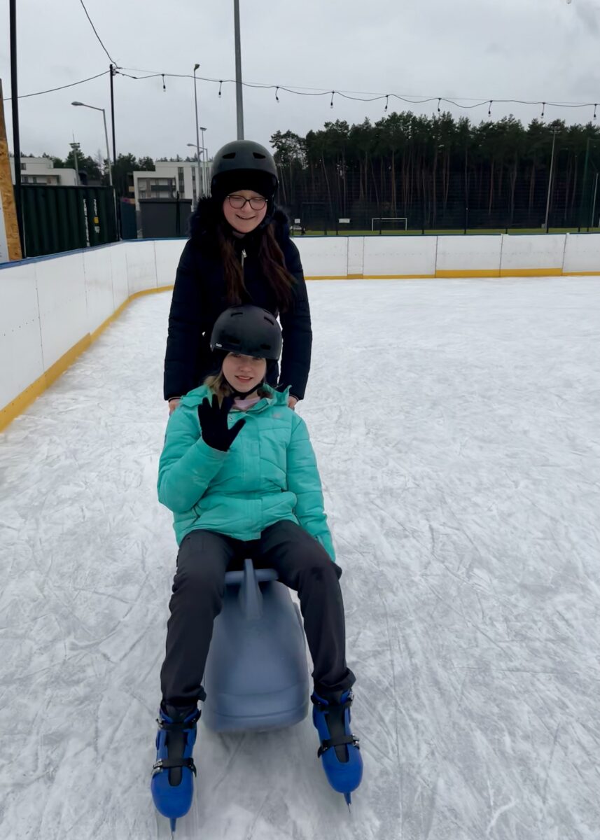 Sara i Sandra wciąż z uśmiechem jeżdżą na łyżwach