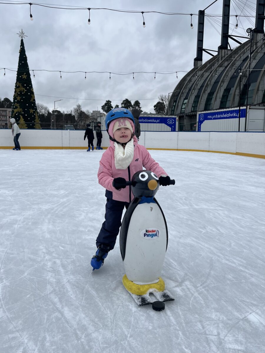 Maja już pewna siebie z pingwinem jeździ na łyżwach