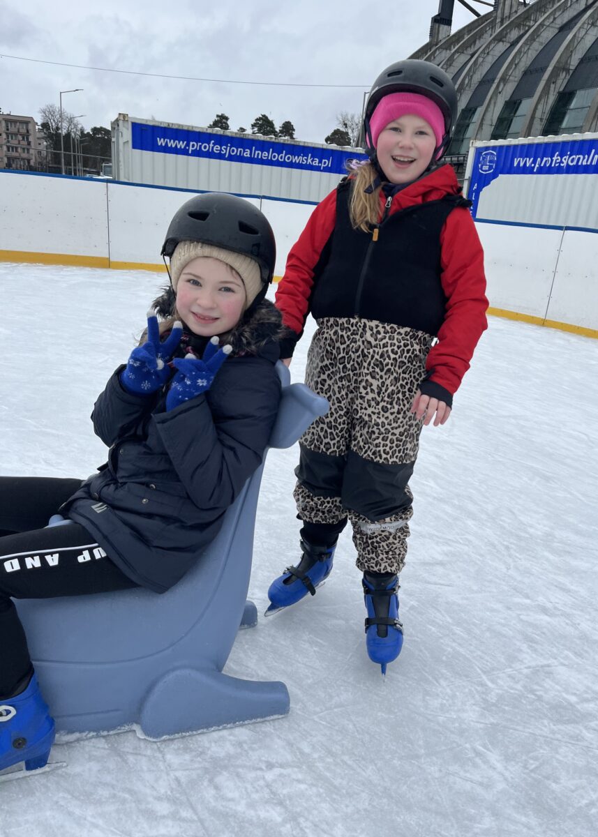 z uśmiechem Anna stoi obok wieloryba gdzie Maja siedzi i
