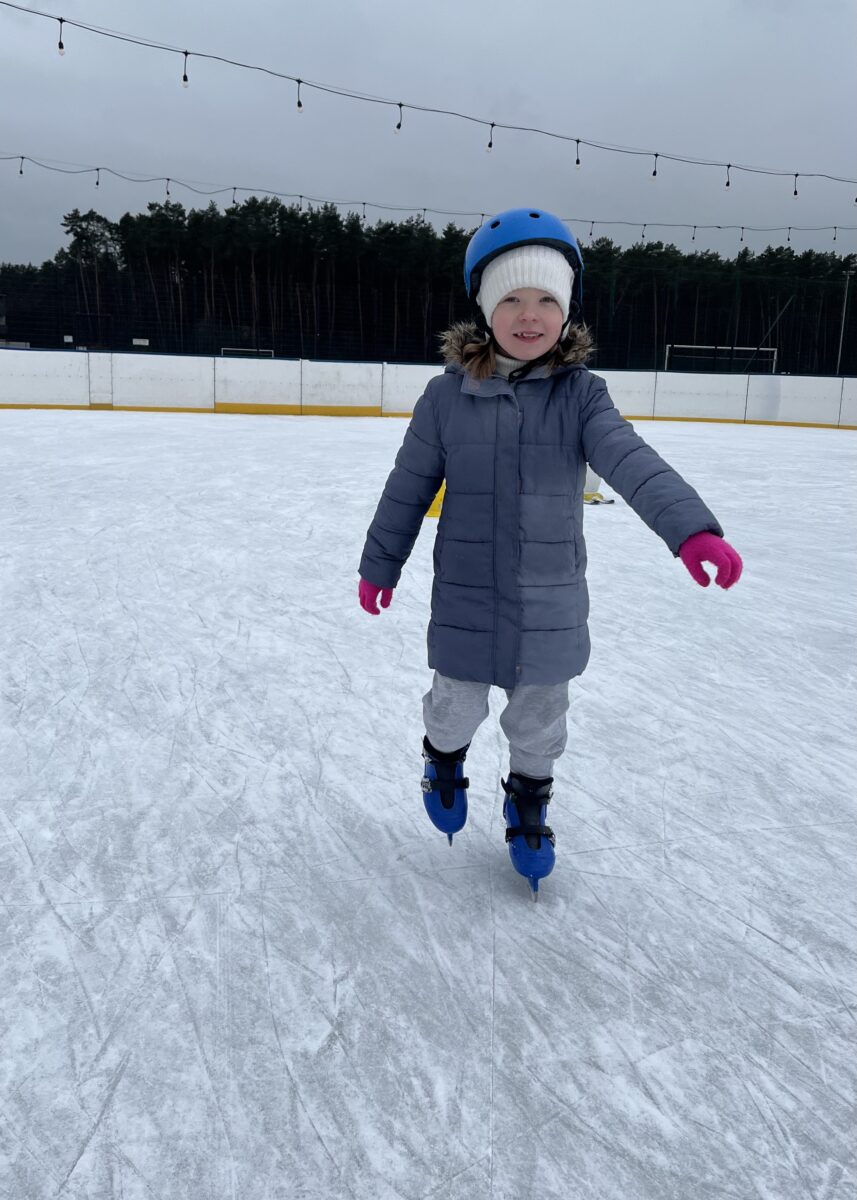 Marysia już samodzielnie jeździ z pewnością na łyżwach