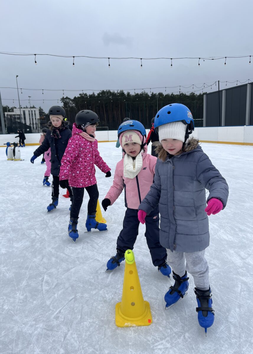 Każdy zkoncentrowany na każdy krok na łyżwach