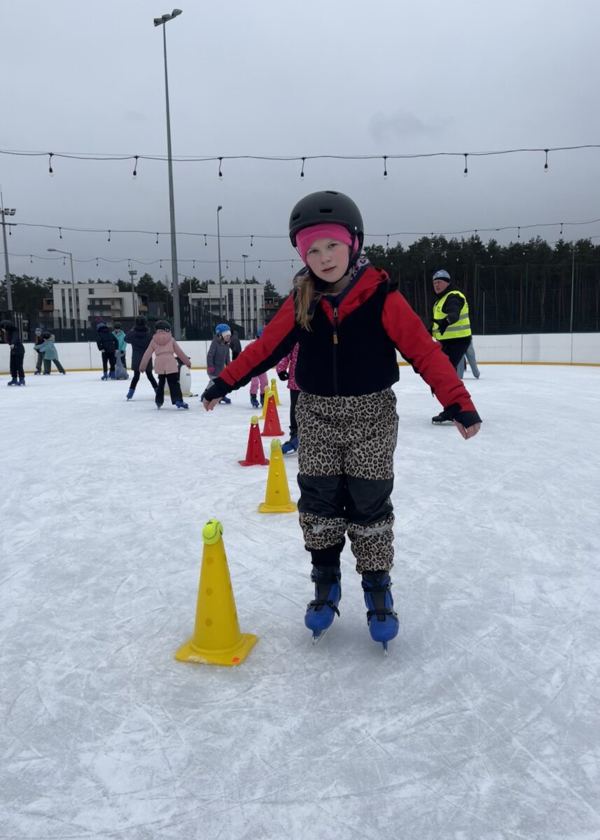 Anna też test sprawnościowy wykonuje na łyżwach