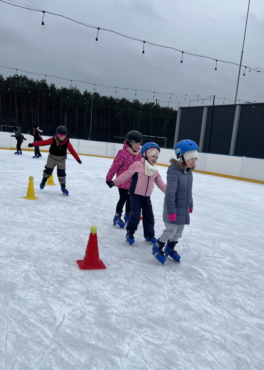 Każde dziecko próbuje utrzymać równowage na te testy sprawnościowe na łyżwach