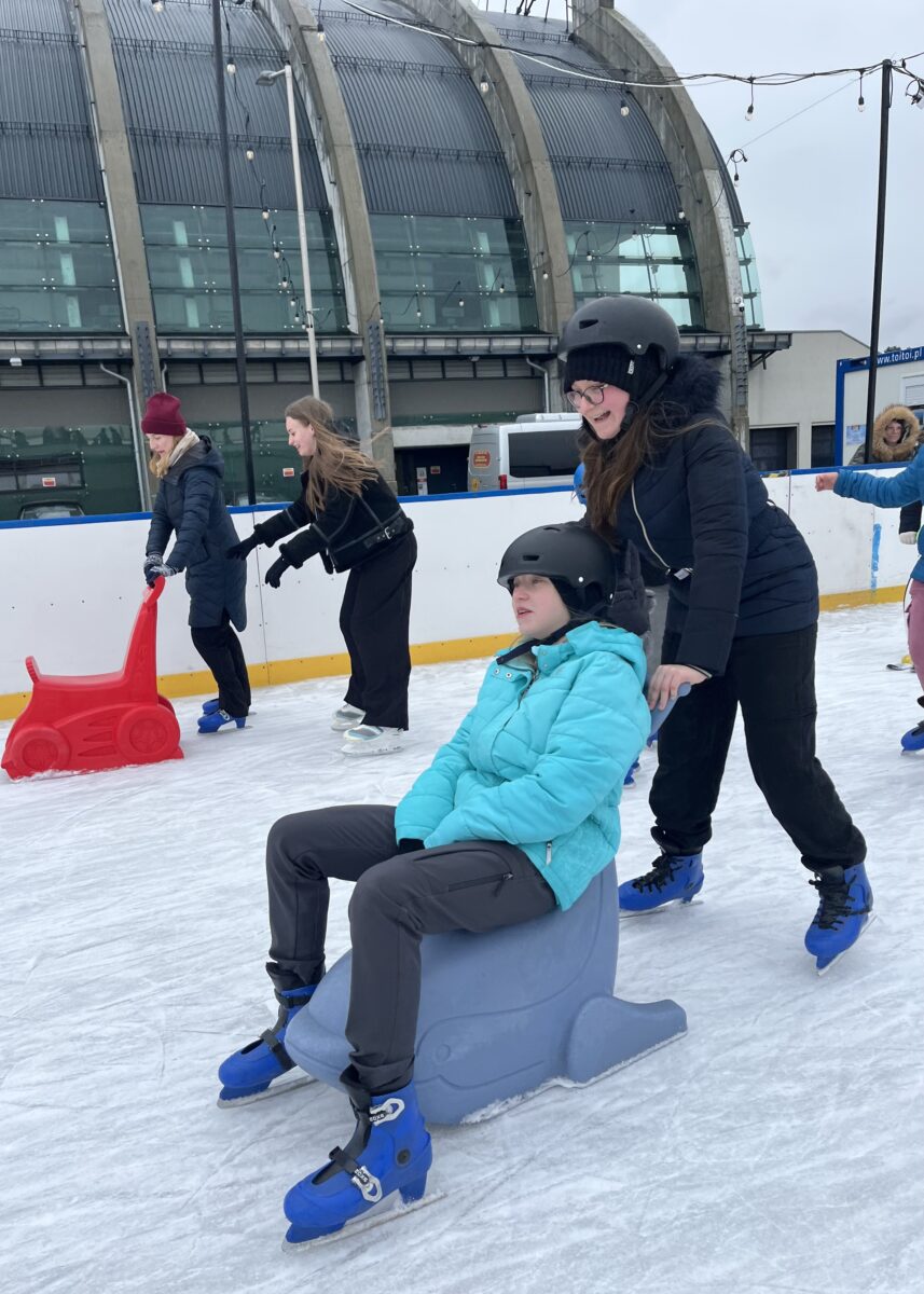 Sandra i Sara mają ogromne zadowolenie i uśmiech z jazdy na łyżwach