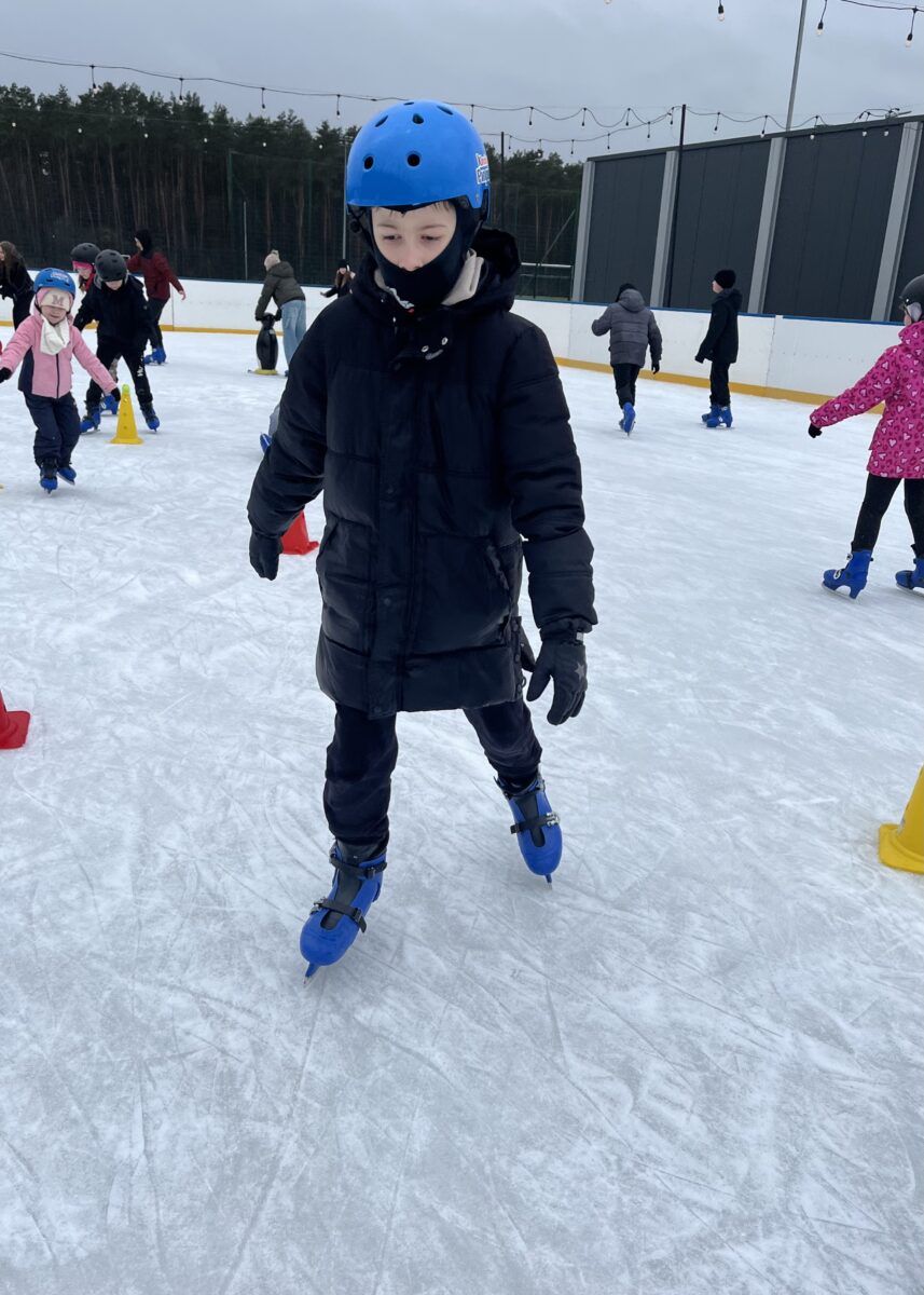 Michał jest skupiony gdzie jedzie na łyżwach