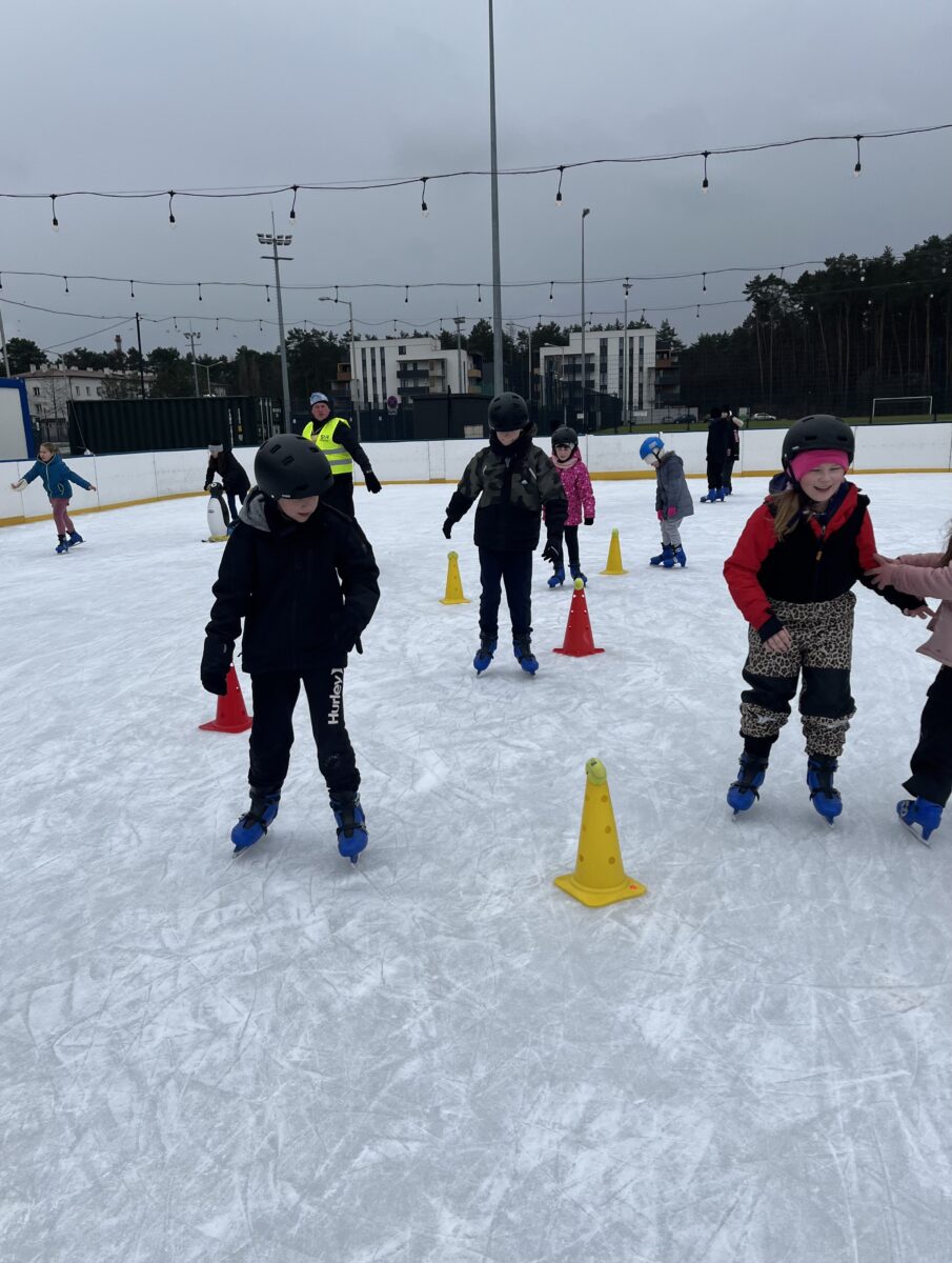 Każdy wykonuje trase na test sprawnościowe na łyżwach