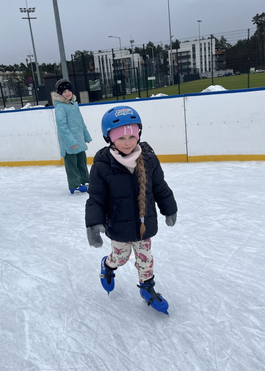 Justyna już sobie sama radzi na łyżwach bez pomocy