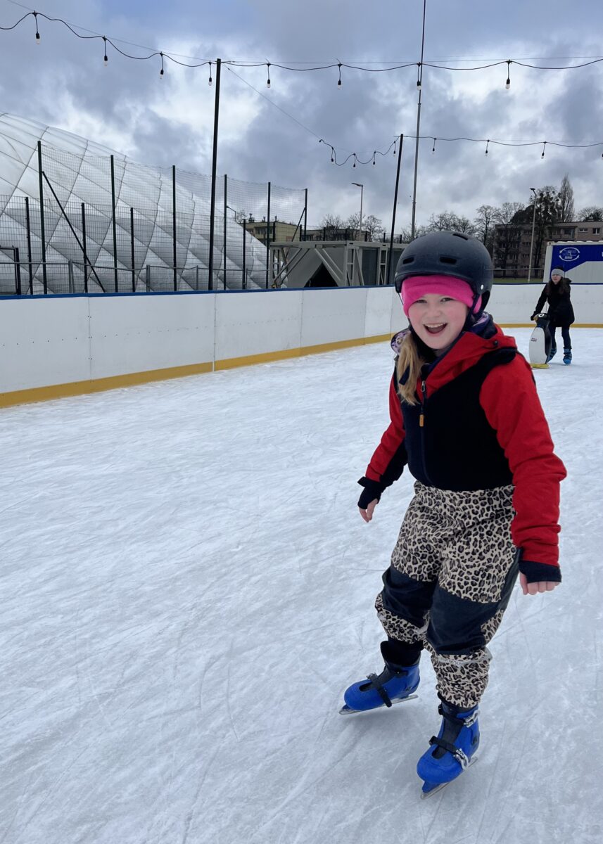 Uśmiech od ucha do ucha małej Ani