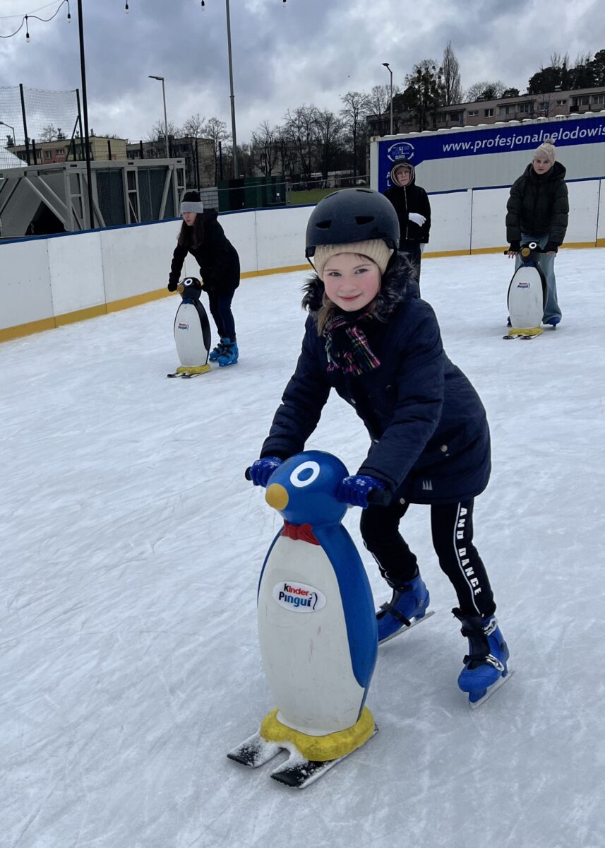Maja gotowa do startu z pingwinem na łyżwach