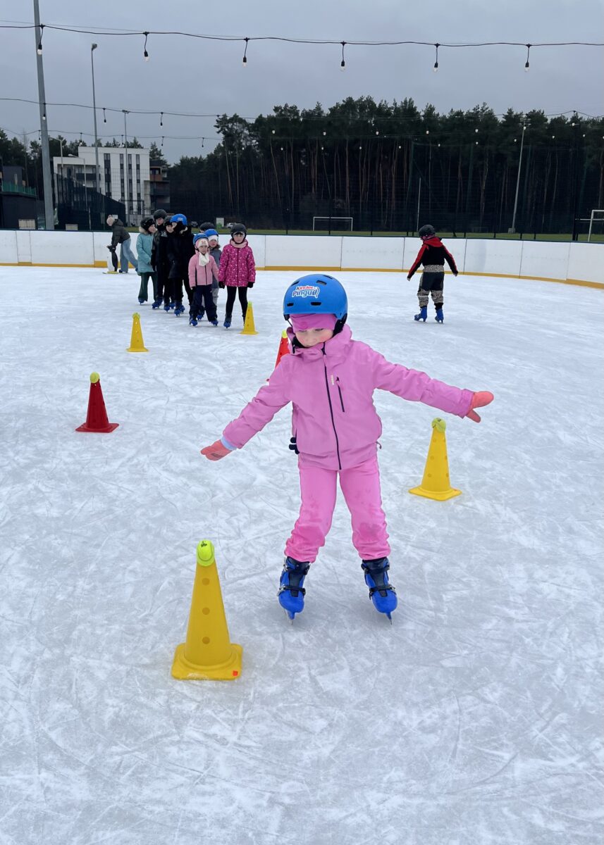 Michalina wykonuje test sprawnościowy na łyżwach