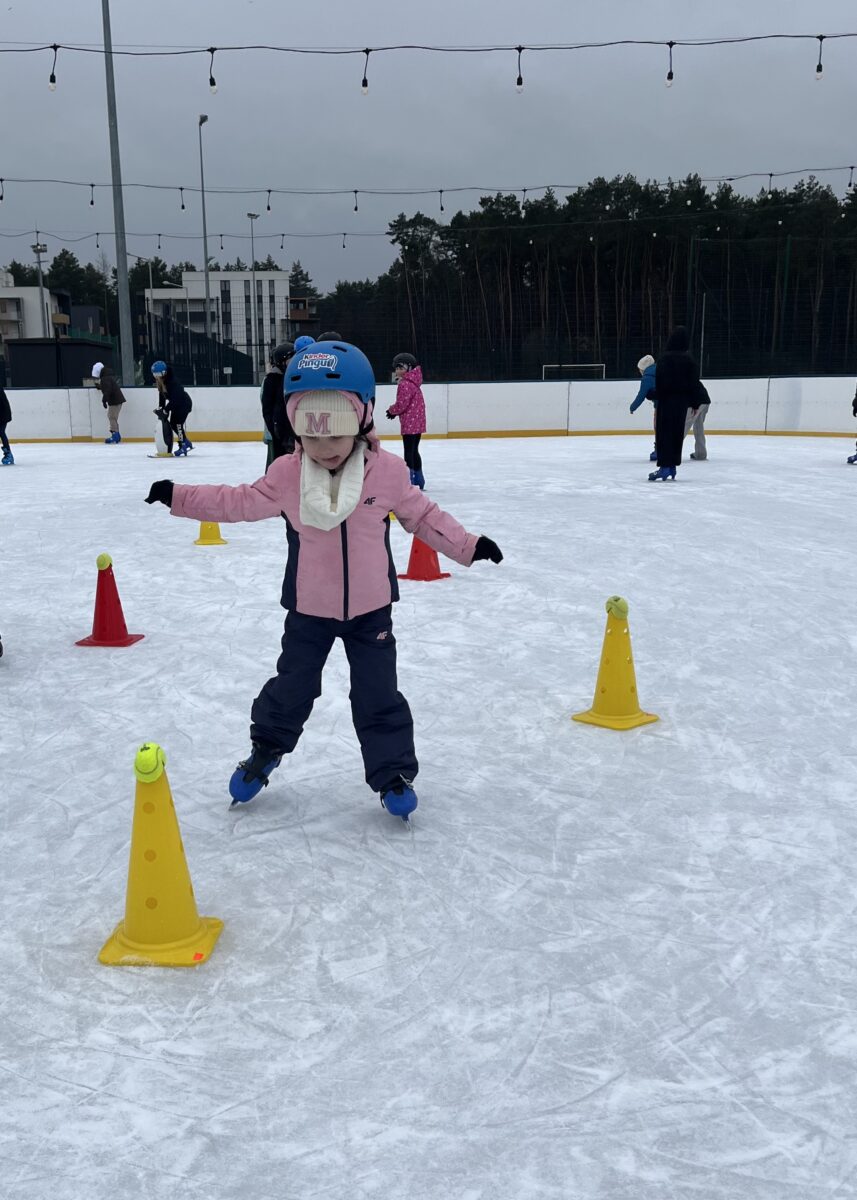 Maja wykonuje test sprawnościowy na łyżwach