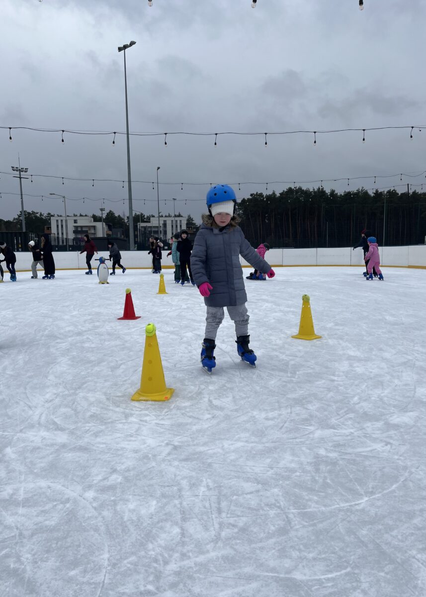 Marysia wykonuje test sprawnościowy na łyżwach