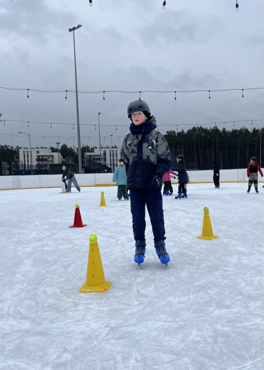 Kacper wykonuje test sprawnościowy na łyżwach