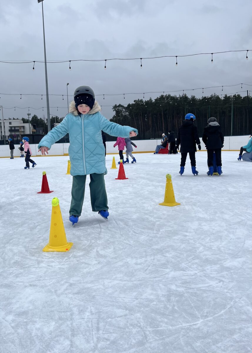 Marysia wykonuje test sprawnościowy na łyżwach