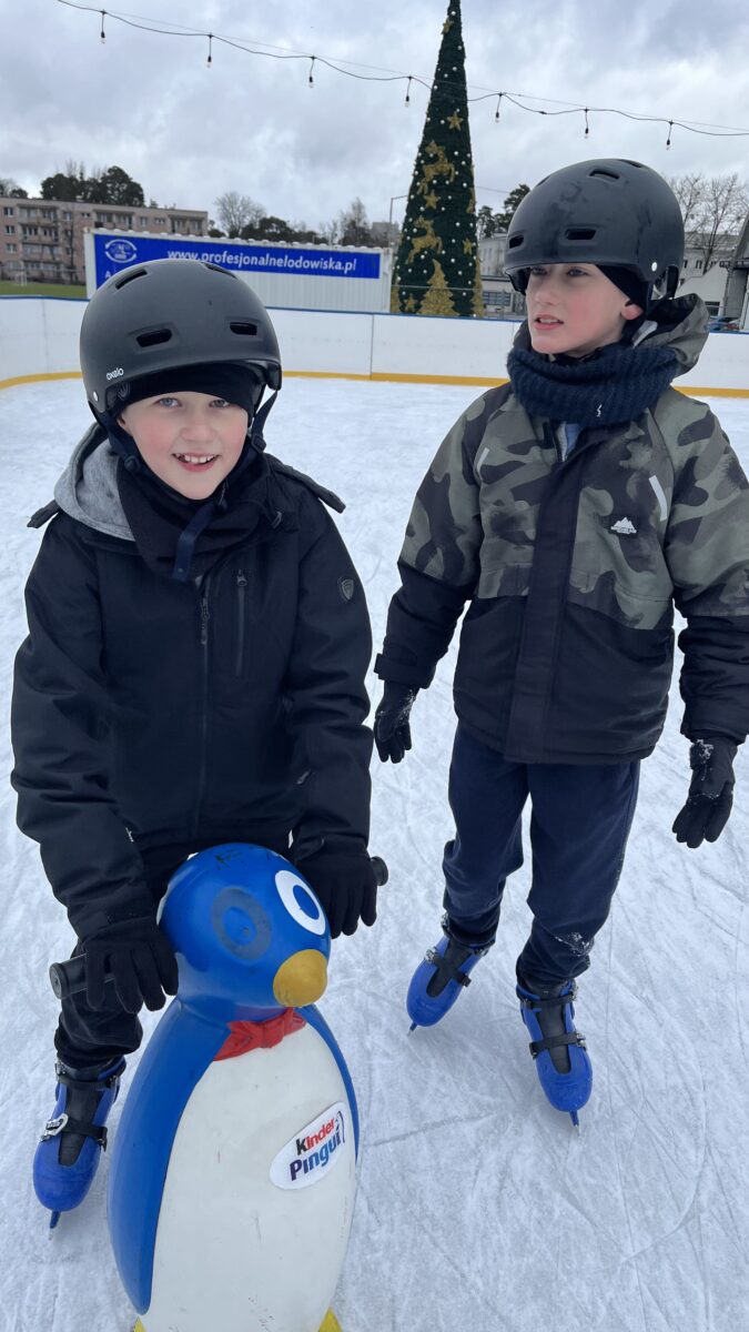 Kacper i Karol razem się trzymają na łyżwach